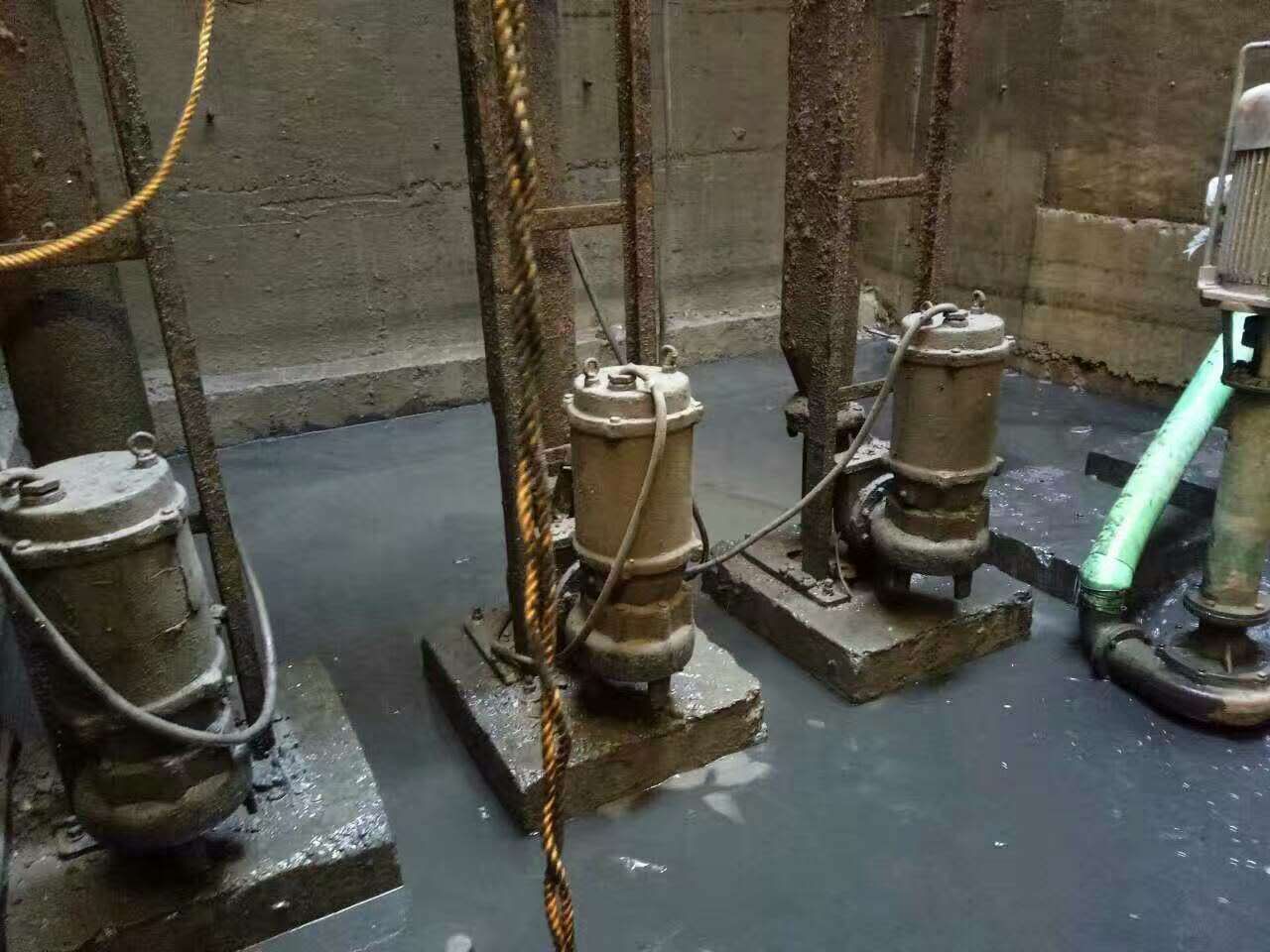 阿克塞污水池清理