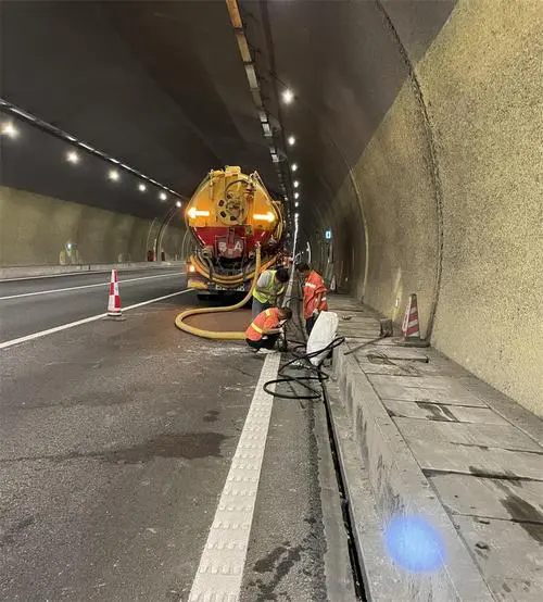 阿克塞隧道排水渠清淤